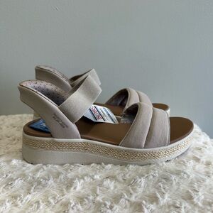 Skechers Bob’s Tan Wedge Sandals stretchy‎ slip on 8.5